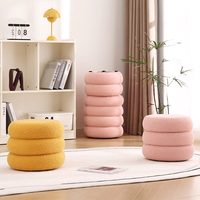 Pouf de style moderne en tissu crème, petit banc pour table basse dans le salon, tabouret élégant pour la maison