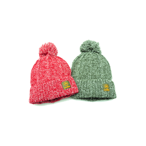 Garantía de calidad X'Mas Beanie Color verde y rojo con parche de cuero Sombrero y gorra funcional y elegante - Product Image 1