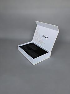 กล่องของขวัญกระดาษแข็งแข็งแรง ปิดด้วยแม่เหล็ก รูปทรงสี่เหลี่ยมผืนผ้า ออกแบบฟรี MOQ ต่ำ กล่องบรรจุภัณฑ์เครื่องสำอาง ปั๊มนูนสีดำ พร้อมฟองน้ำ - Product Image 3