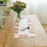 Ensemble chemin de table et housses de coussin en jacquard brodé floral tulipe, rose printanier et or, avec motif découpé