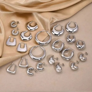 Boucles d'oreilles créoles épaisses géométriques minimalistes en acier inoxydable, étanches et inaltérables, pour femmes, vente en gros - Product Image 3