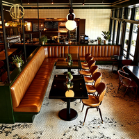Ensemble de mobilier commercial Ron Group pour café-restaurant : table carrée en marbre et banquette en cuir à dossier haut