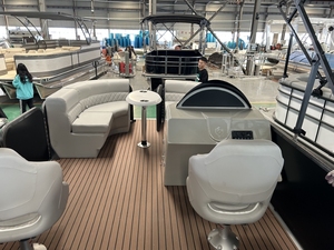Bateau à ponton en aluminium de luxe pour sports nautiques de 8,2 m (27 pieds) à vendre - Product Image 5