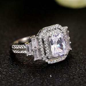Anello di fidanzamento da donna F792 in oro bianco con diamante taglio smeraldo naturale colore D e montatura a halo - Product Image 6