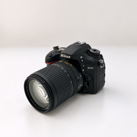 Appareil photo numérique d'occasion Nikon D7200 DSLR 18-140mm VR 24.2MP WiFi NFC -3EVAF de qualité supérieure reconditionné pour la revente en studio