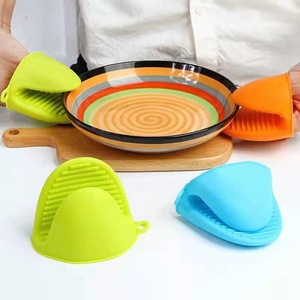Printed Heat-Resistant Silicone Oven Gloves <b>Mini</b> Finger Protectors for Baking and Kitchen Use - Product Image 2