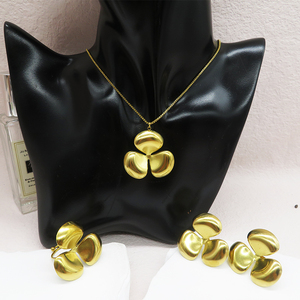 QS New Châu Âu Và Mỹ 18K Vàng Thép Không Gỉ Ba Hoa Bông Tai Tinh Tế Mặt Dây Chuyền Vòng Cổ Có Thể Điều Chỉnh Bộ Nhẫn - Product Image 2