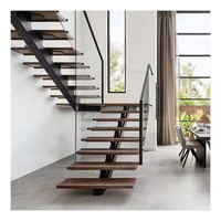 Escalier mono-tringle d'origine usine, moderne, pour intérieur, style loft, avec garde-corps en bois et verre, balustrade en acier inoxydable