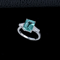 Bague pour femme à trois pierres taille émeraude avec diamants latéraux