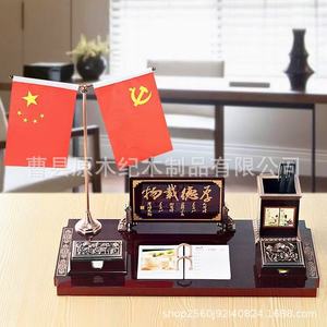 Ensemble de bureau en bois avec calendrier, porte-stylo et support pour drapeau, pour la décoration du bureau - Product Image 2