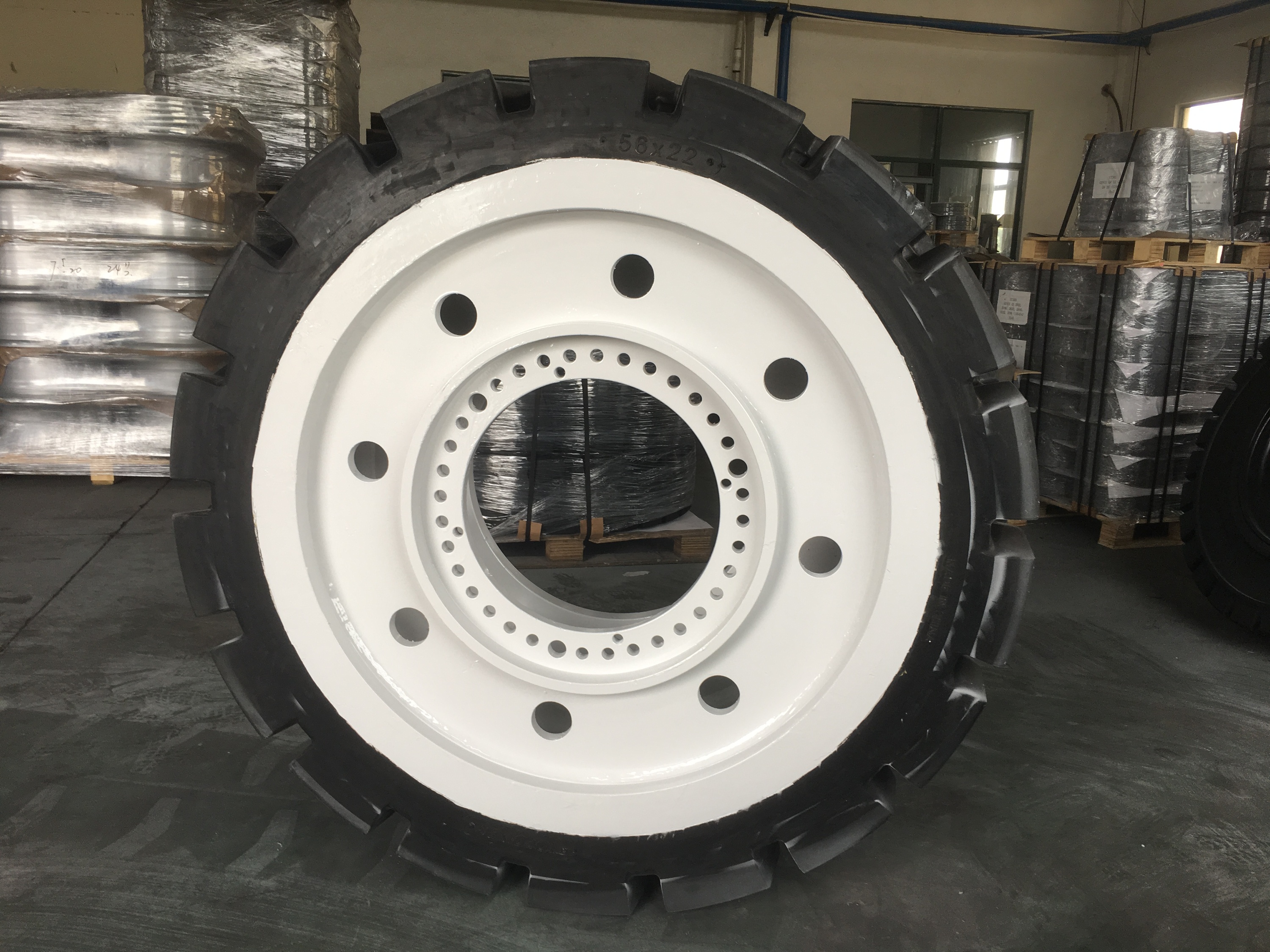 Full Rubber Solid Tyre 56x22 56x26 56x28 for Underground Mining and Ore Haulage Equipment
