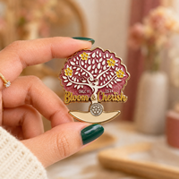 Épinglette en émail dur personnalisée en forme d'arbre, badge en métal avec texte pour vêtements, sac à dos, collection décorative, cadeau