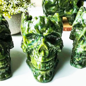 Cenicero de calaveras de jade Xiuyan talladas a mano al por mayor, cenicero de calaveras de jade verde, artesanías de piedra de cristal natural para decoración del hogar, regalo de Halloween - Product Image 1