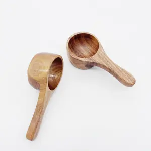 Misurini e cucchiai in legno per cucinare e cuocere al forno realizzati a mano con smalto per legno
