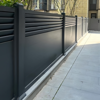 Panneaux de clôture en aluminium modernes pour l'extérieur, à lames orientables, personnalisables, faciles à installer, revêtement poudré, robustes, pour l'intimité et la sécurité.