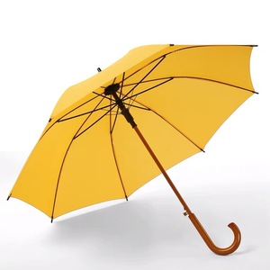 Parapluie de luxe personnalisé de 23 pouces en forme de J avec manche en bois, en pongee 210T, cadeau d'affaires avec design droit et impression de logo pour utilisation hôtelière - Product Image 3