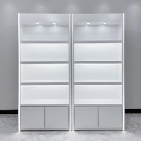 Vitrine de présentation de cosmétiques blanche simple avec finition peinture au four, rangement amovible et éclairage pour salon de beauté et boutique de cosmétiques