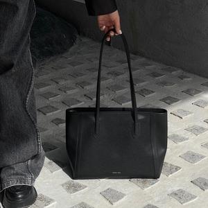 Sac à main structuré en cuir tanné végétal minimaliste 2026, avec poignée supérieure et bandoulière, pour femmes, inspiré des créateurs de luxe - Product Image 4