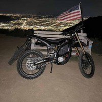 Moto tout-terrain électrique Surron Ultra Bee 2026 avec cadre en alliage, garde au sol de 318 mm, puissante moto tout-terrain