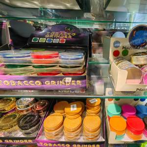 All'ingrosso più economico smerigliatrice di erbe in plastica smerigliatrice di fumo 60mm 3 strati smerigliatrice manuale accessori per fumo - Product Image 6