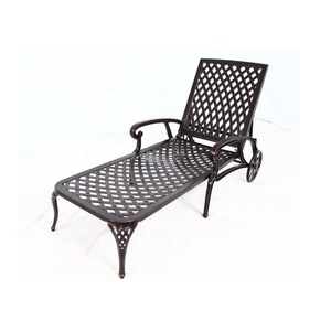 Tumbona Moderna de Aluminio Fundido con Acabado Bronce para Uso en Exteriores, Hoteles y Salas de Estar - Product Image 1
