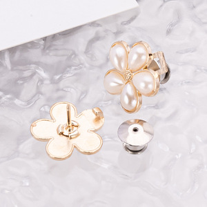 Dispositivo de ajuste de cintura con botón de flor de cinco pétalos de perlas, base plana, desmontable, sin clavos, para estilizar la figura. - Product Image 3