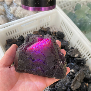 Vente en gros de haute qualité : Échantillon brut de fluorite noire rose fluorescente en forme de sphère, tranche ou plaque, cristal réactif aux UV pour la décoration intérieure et l'ornementation - Product Image 1