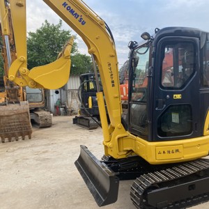 Excavatrice Komatsu PC35MR d'occasion, modèle 2024, poids opérationnel de 4 tonnes, capacité de la benne de 0,13 m³, moteur KOMATSU inclus pour rapport. - Product Image 1