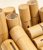 Botol Kaca Bambu Isi Ulang dengan Ukiran Pribadi 5ml/10ml Bentuk Silinder Ukuran Dapat Disesuaikan untuk Parfum Perawatan Kulit Esens