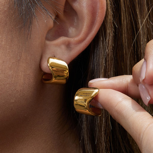 Pendientes de Aro Geométricos de Acero Inoxidable con Baño de Oro de 18K para Uso Diario - Product Image 3