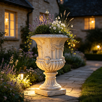 Urne de jardin classique européenne en résine, faite à la main et peinte à la main, style antique vieilli, avec piédestal et relief sculpté en forme de visage, pour villa