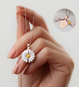 Collana con Ciondolo Rotante in Ottone Placcato Oro, Best Seller Mondiale, con Catena a Maglie per Occasioni Speciali - Product Image 2