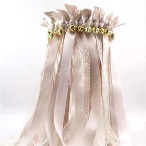 Venta al por mayor de varitas de cinta de encaje, serpentinas <span class=keywords><strong>con</strong></span> campanas, varitas de hadas, palo para actividades de boda, fiesta de cumpleaños de Navidad - Product Image 1