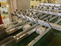 Machine automatique de fabrication de plats et de contenants alimentaires en aluminium pour plats à emporter