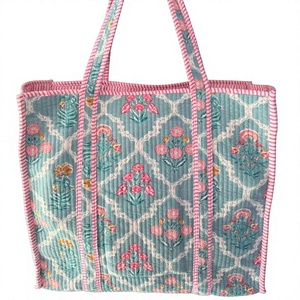 Sac fourre-tout tendance en coton matelassé, imprimé à la main, en tissu, avec bandoulière, motif floral, pour voyage, shopping et usage quotidien - Product Image 1