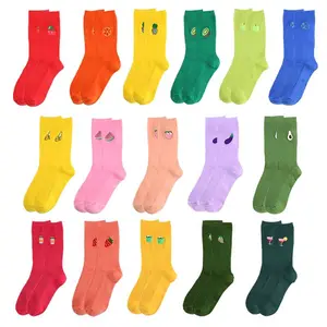 Fabrik Großhandel Baumwolle Herren Crew fröhliche lustige verrückte bunte Socken bestickte Fruchtbaumwollsocken für Damen