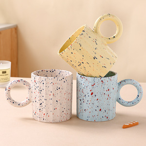 Taza de cerámica con diseño de puntos blancos, amarillos y azules para café, té, desayuno o regalo, diseño de taza individual. - Product Image 1