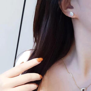 Orecchini a lobo Tiffany & Co. con diamanti, in oro bianco, taglio brillante rotondo, montatura a griffe, gioielli classici da donna per matrimonio - Product Image 4