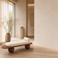 Banc-lit moderne Japandi en noyer massif avec pieds sphériques, coussin en bouclette crème et oreiller de soutien pour hôtel et villa