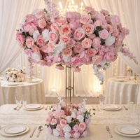 Elegantes Rosa Tisch-Blumengesteck Rose Pfingstrose Florale Tischdekoration für Romantische Hochzeitsempfänge Tischdekoration
