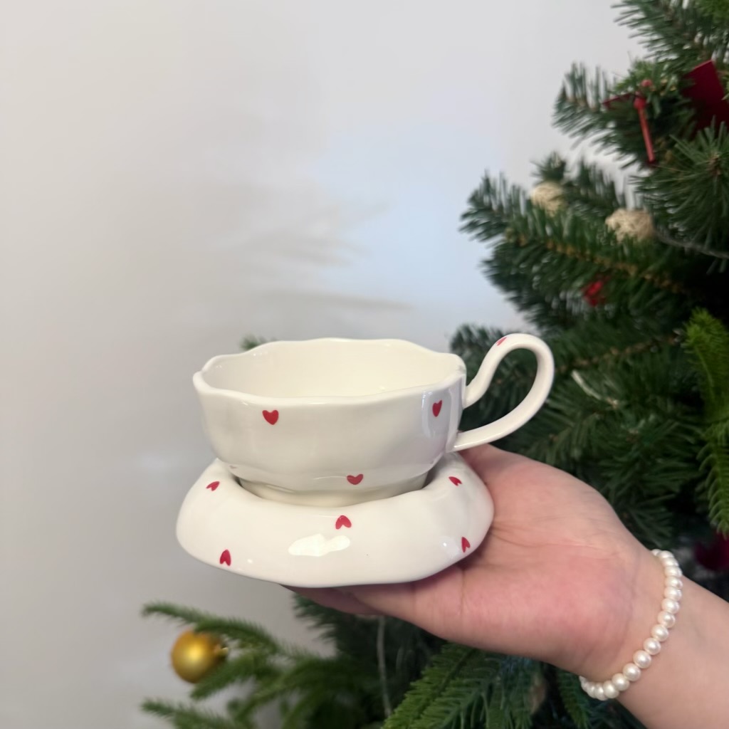 Taza pequeña roja con forma de corazón, plato de 250 ml y 13 cm de diámetro.