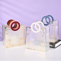 Boîte d'emballage cadeau en PP transparent givré avec estampage à chaud à motif floral et poignée ronde en cuir, vente en gros
