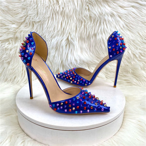 Scarpe da festa da donna in <span class=keywords><strong>pelle</strong></span> verniciata colorata con borchie, <span class=keywords><strong>sandali</strong></span> <span class=keywords><strong>blu</strong></span> con tacco alto. - Product Image 2