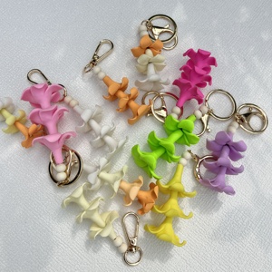 Handgefertigter Hawaiianischer Puakenikeni-Blumen-Schlüsselanhänger aus Polymer Clay mit Holzperlen, Taschenanhänger, Tropischer Strand-Accessoire - Product Image 4