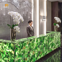 Comptoir de réception unique pour hôtel, centre commercial, bureau, commerce, en pierre de quartz vert émeraude rétroéclairée, translucide