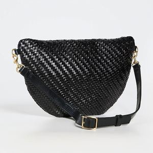 Sac banane personnalisé noir en cuir végétalien tressé avec quincaillerie dorée, sac de voyage bandoulière, sacoche de taille, sac messager tendance pour femme - Product Image 5