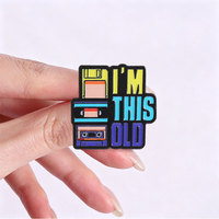 Pin de esmalte retro personalizado con diseño de disco flexible, casete y VHS, insignia metálica estilo años 90, regalo de joyería con nostalgia.