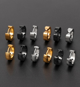 Aros Huggie de 4 mm |   Pendientes de Acero Inoxidable con Baño de Oro PVD para Hombre y Mujer |   Opciones perforadas y con clip |   Impermeable e Hipoalergénico - Product Image 1
