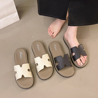 Sandales plates pour femmes, été 2025, nouvelles sandales de plage rétro haut de gamme à semelle souple