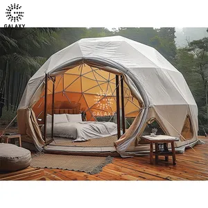 Tienda cúpula geodésica glamping gazebo blanco conjunto de amenidades cómodas respetuosas con el medio ambiente en España